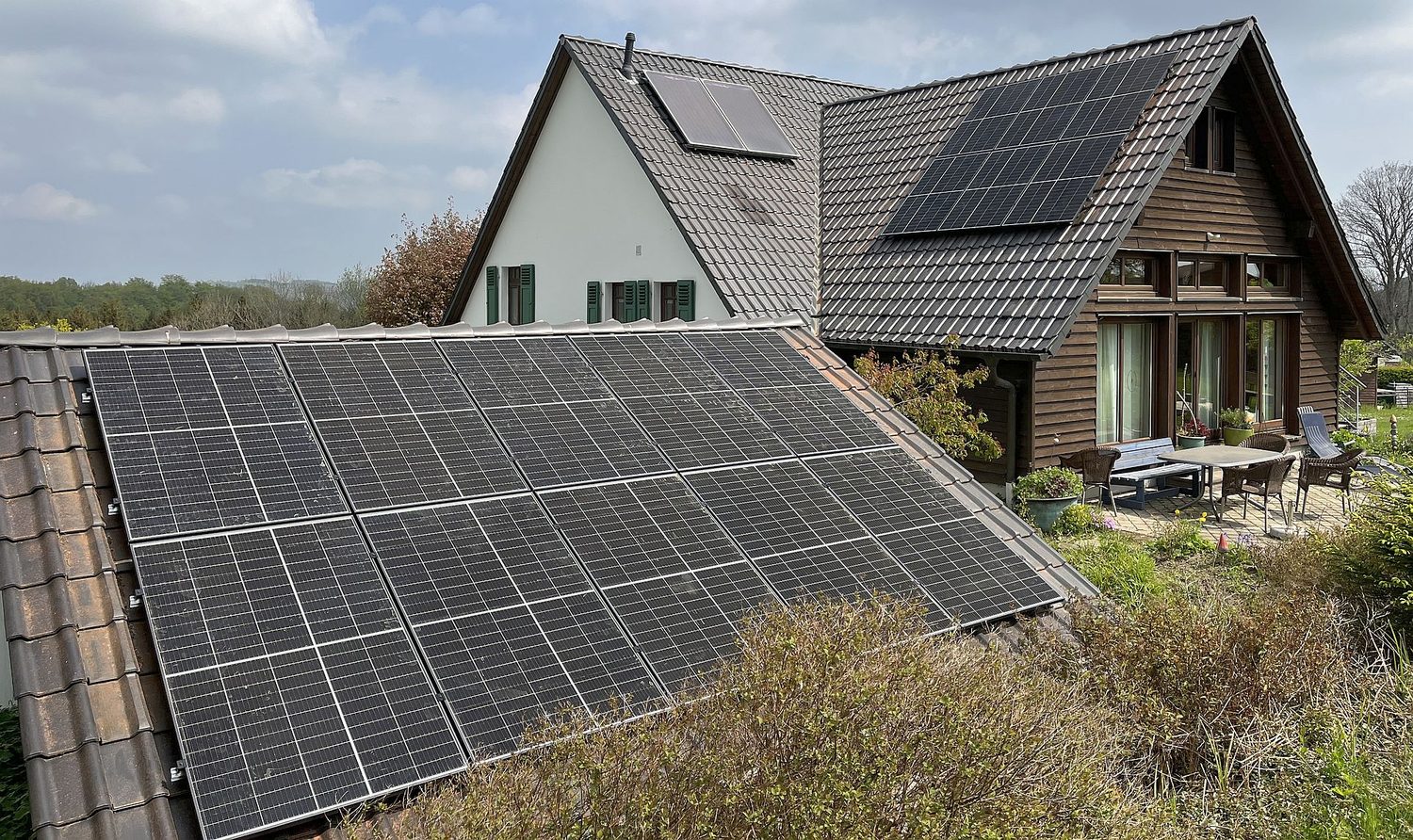 Wohnhaus mit Photovoltaik-Anlage auf dem Dach