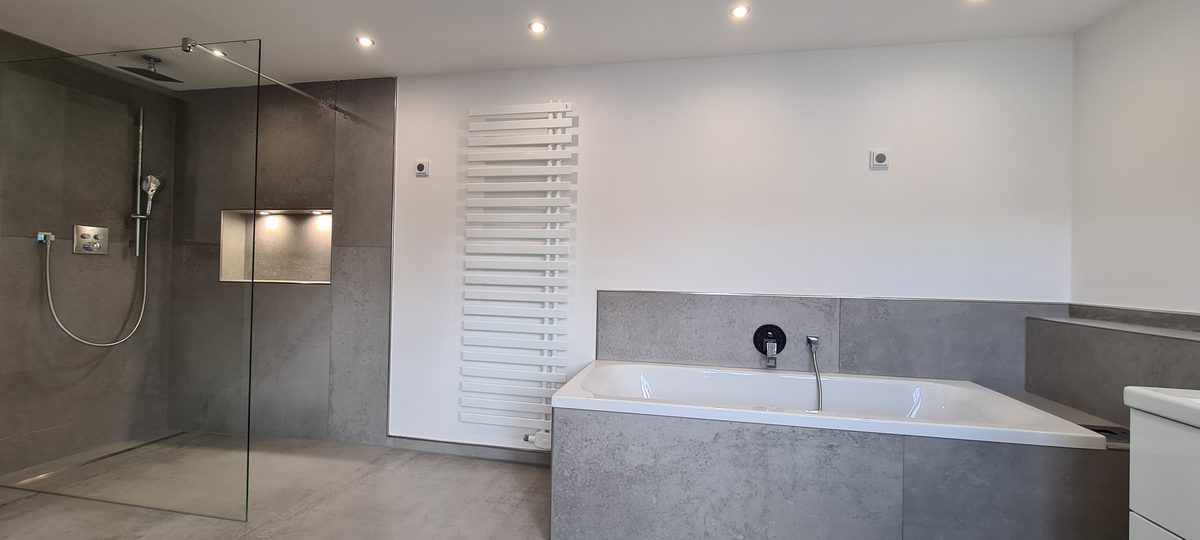 Bodengleiche Dusche und Wanne nebeneinander