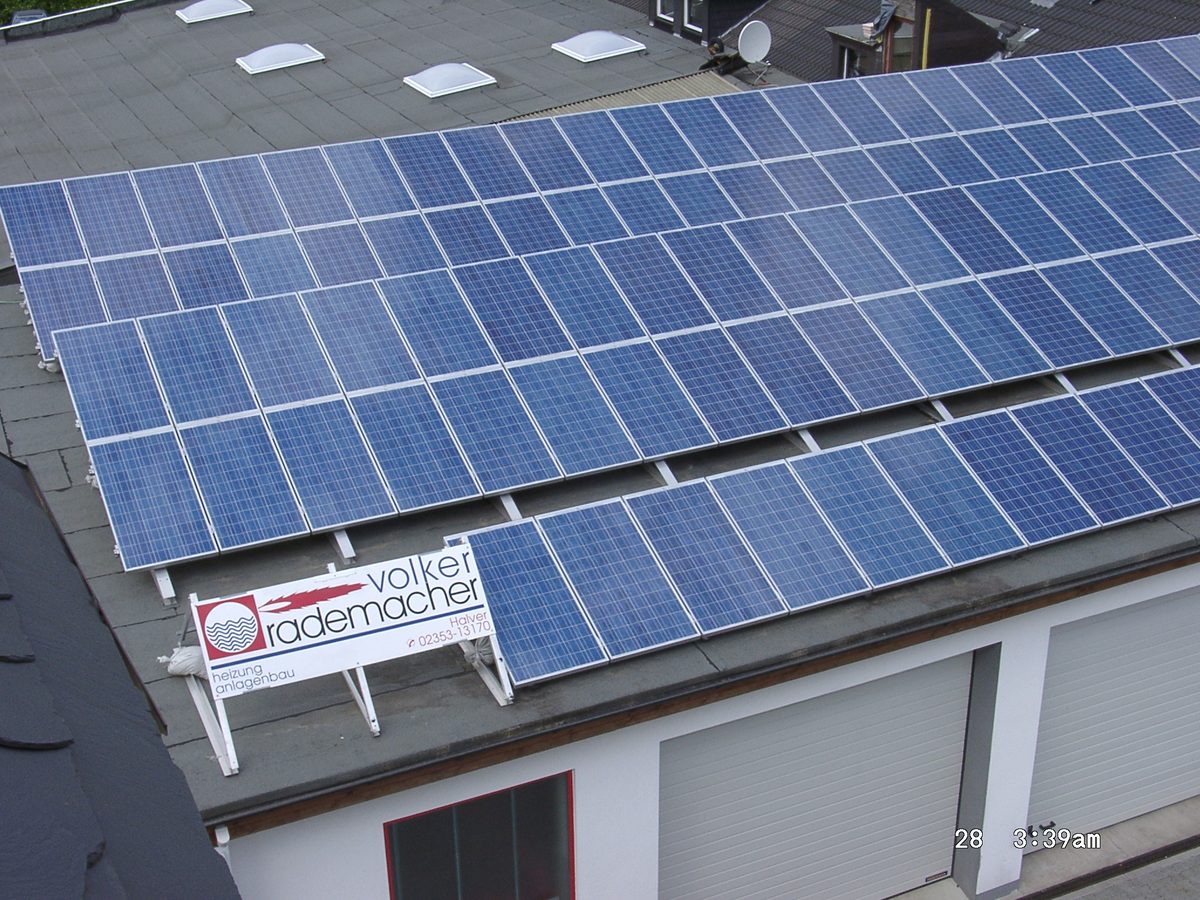 Photovoltaik-Module auf der Garagenzeile