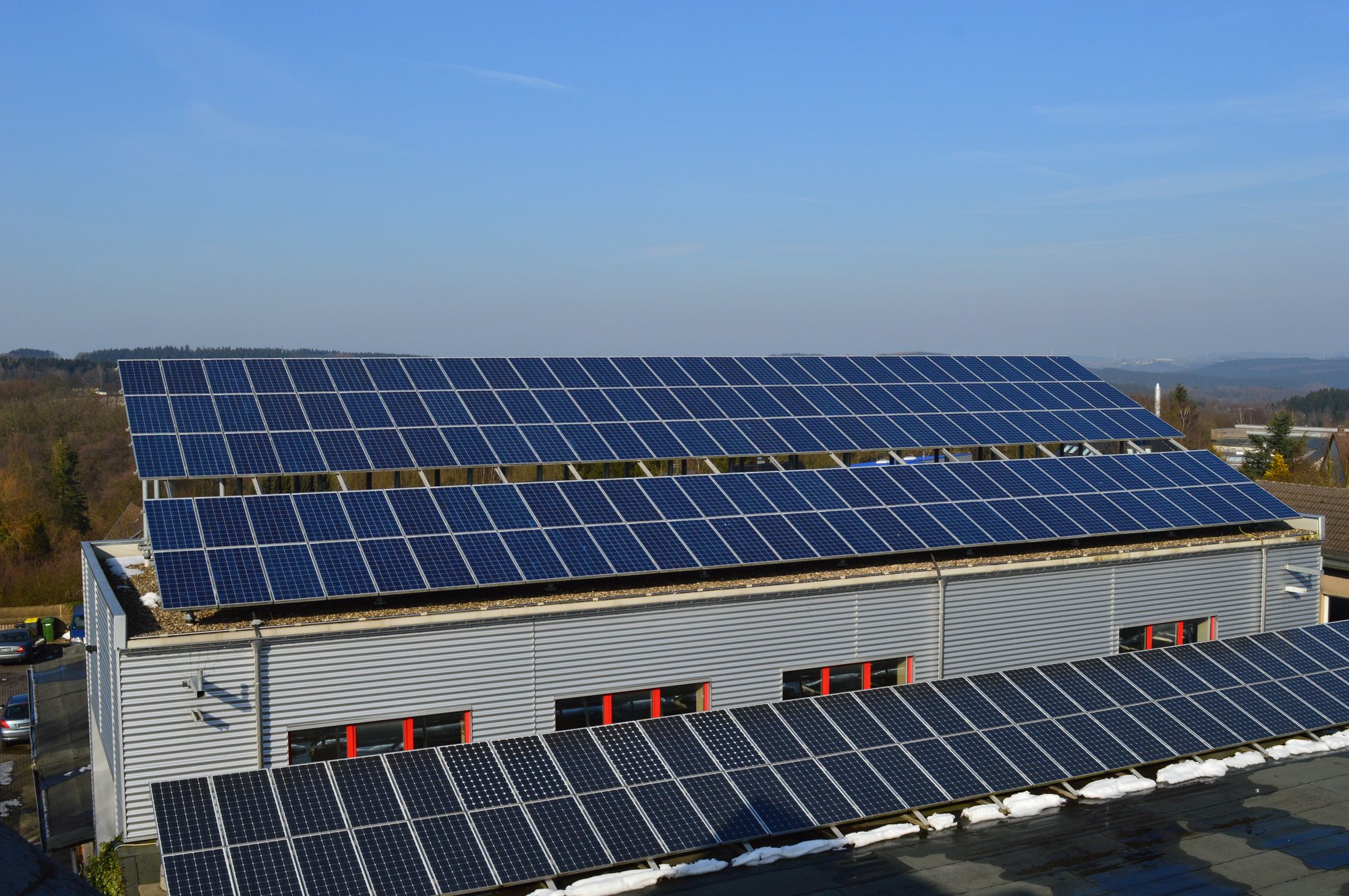 Luftaufnahme der Betriebshalle in Halver mit vollflächiger Photovoltaik-Anlage