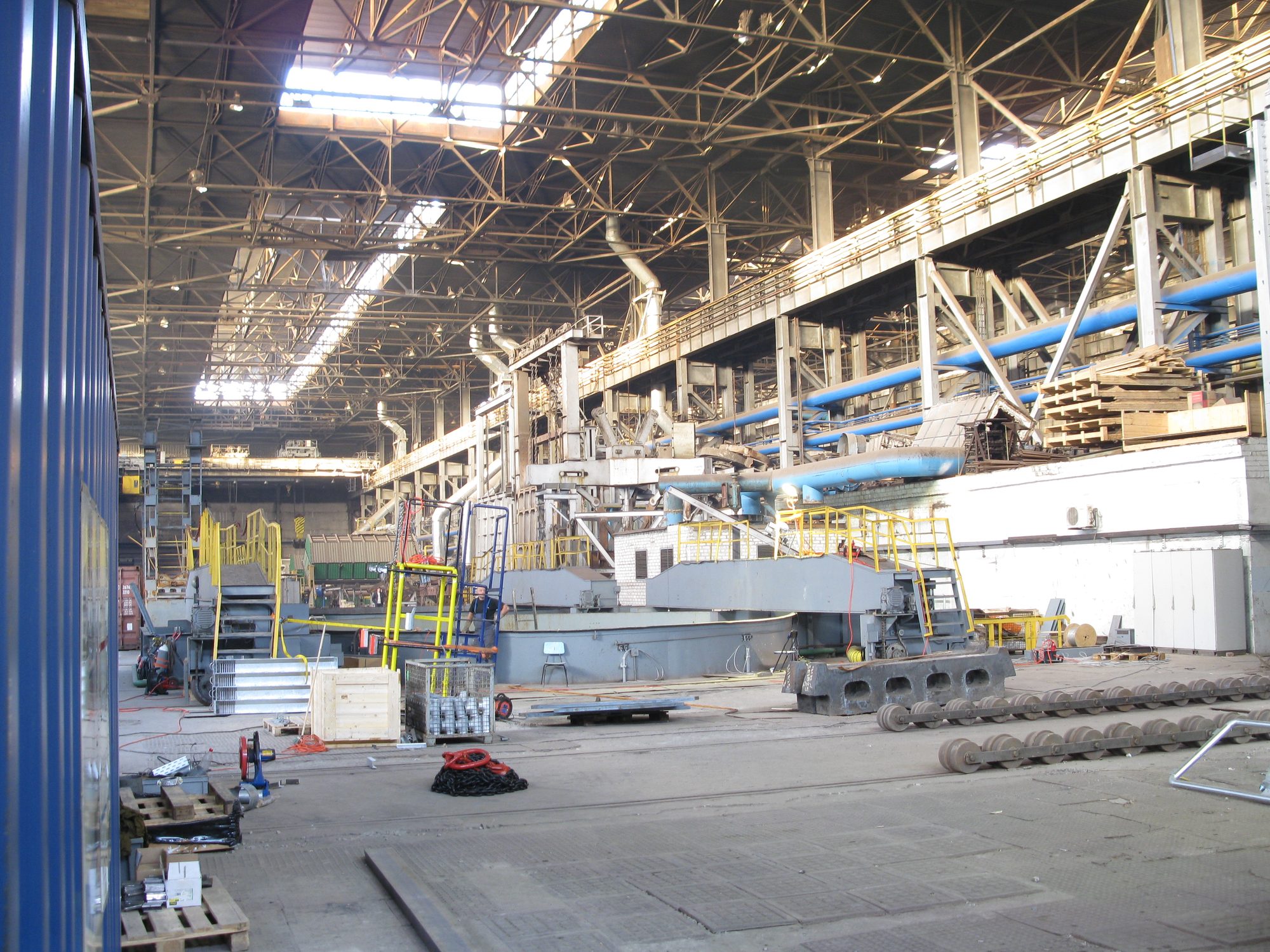 Industriehalle mit Rohrleitungen und technischen Anlagen
