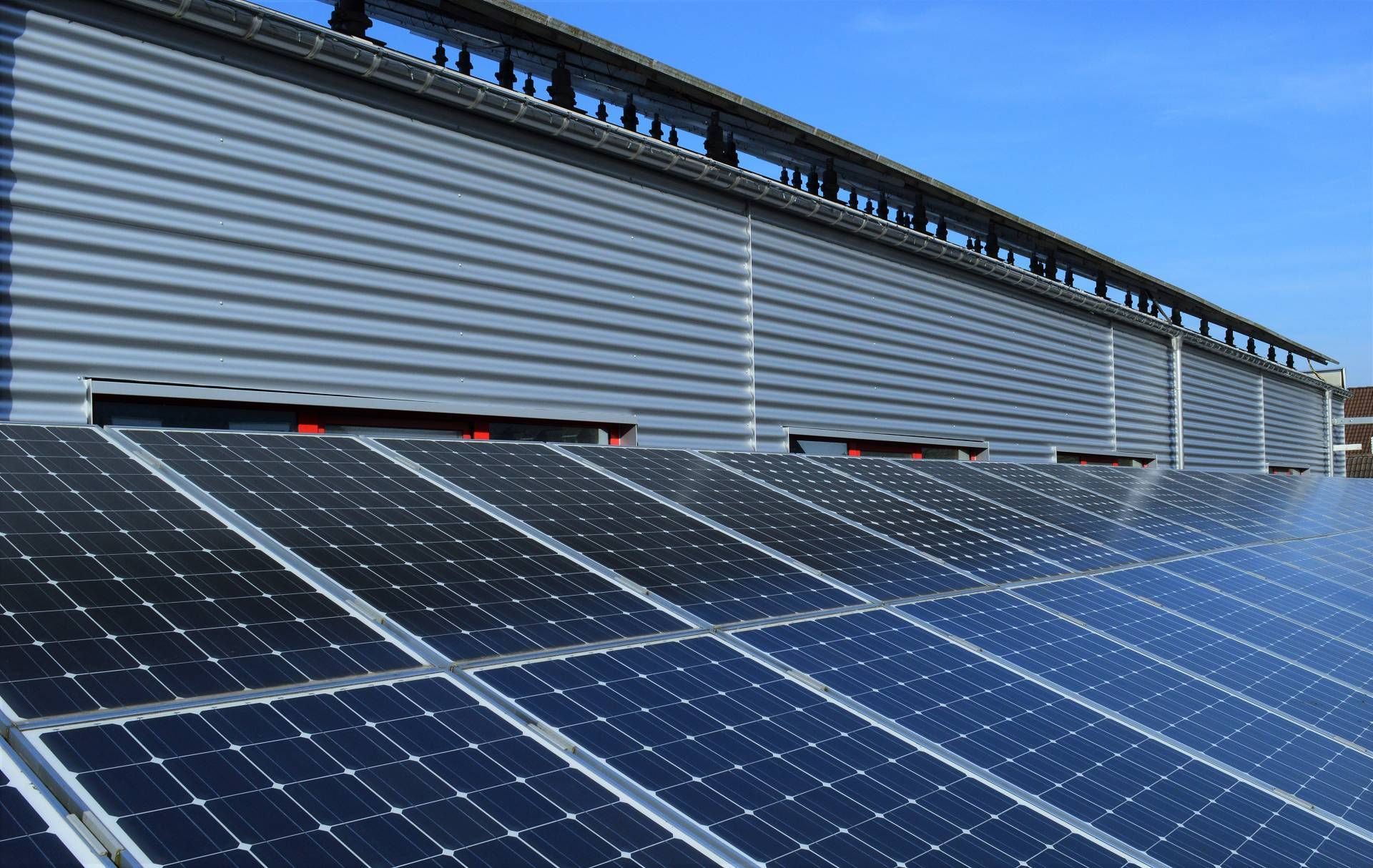 Große Photovoltaik-Anlage auf einem Hallendach in Halver