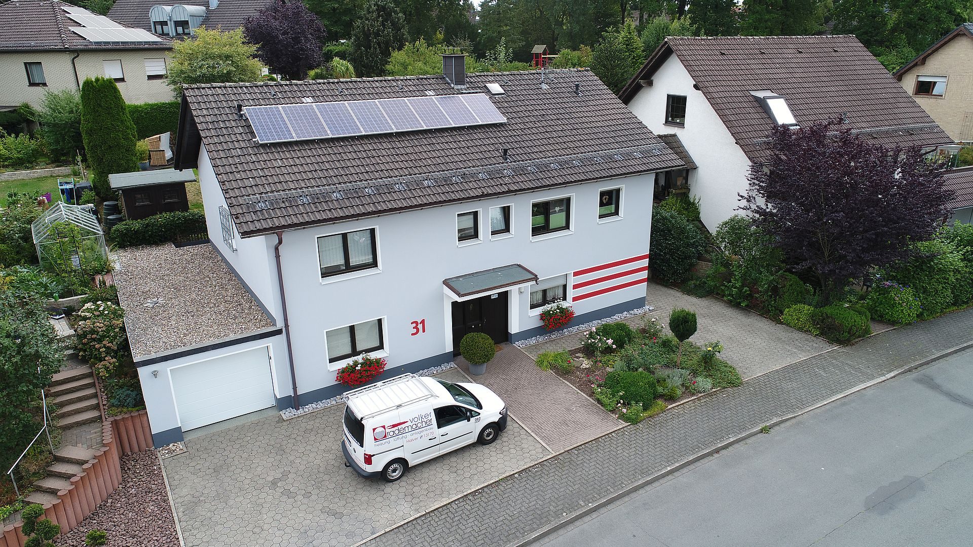 Einfamilienhaus mit Photovoltaik-Anlage und Firmenfahrzeug in Halver