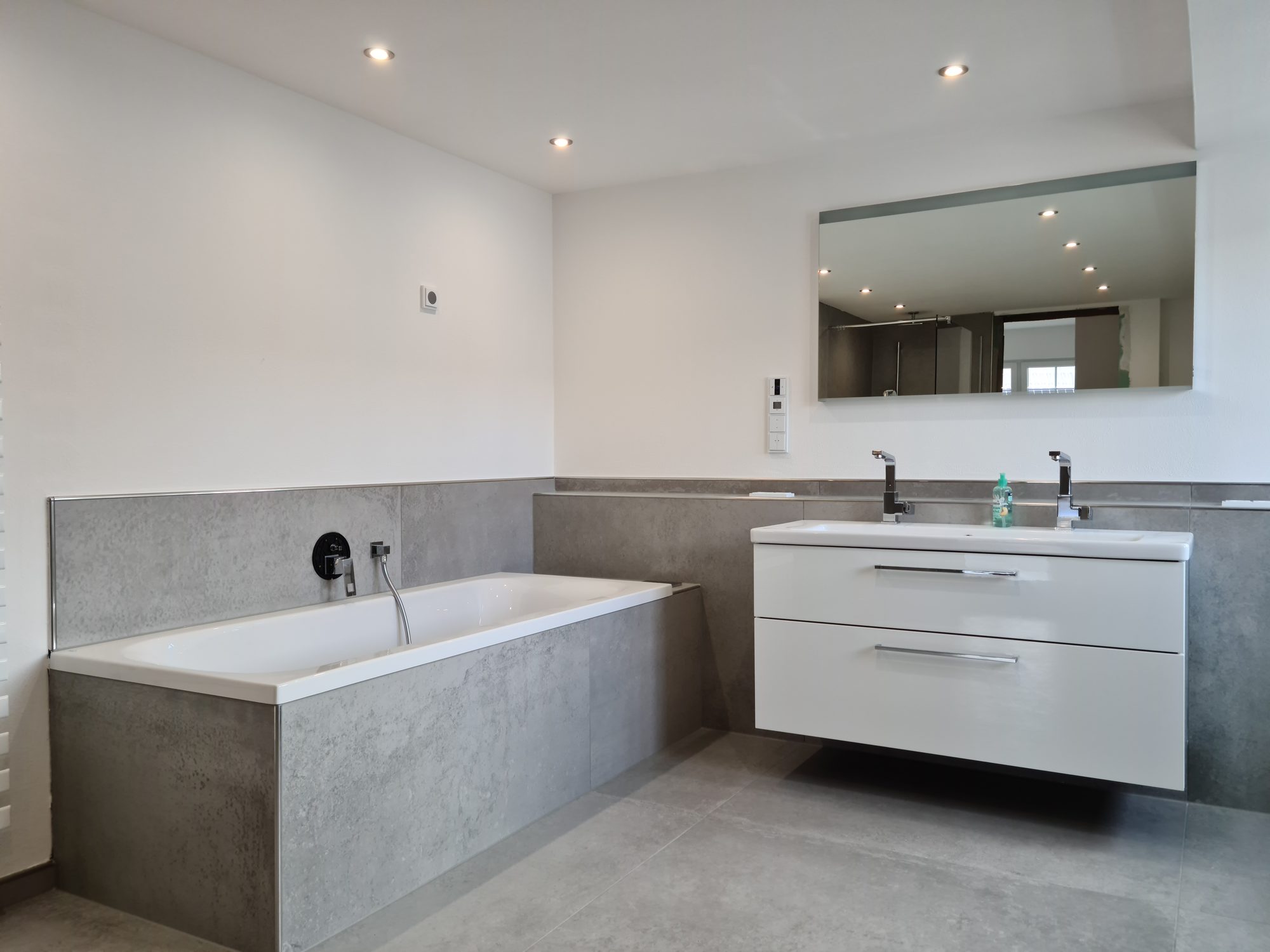 Modernes Badezimmer mit freistehender Wanne und Doppelwaschtisch