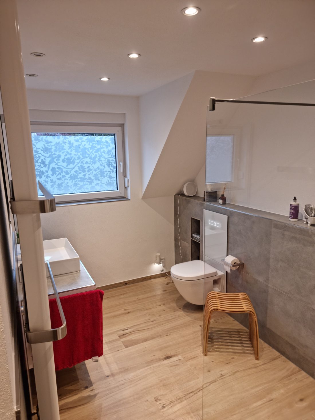 Badezimmer im Dachgeschoss mit bodengleicher Dusche