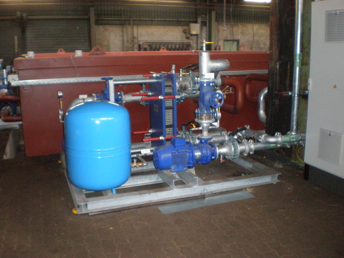 Pumpengruppe mit Armaturen und Ausdehnungsgefäß in einer Industrieanlage